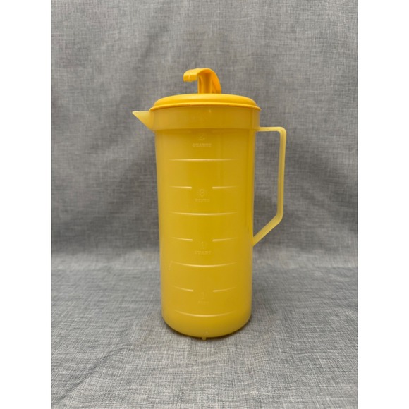 Federal Housewares Other - Vintage Federal Housewares Yellow Plastic 2 Quart Mixing Pitcher with Plunger